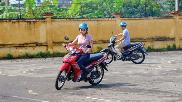 Đi học bằng lái xe máy cần những gì?