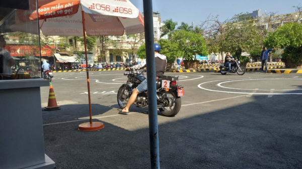 Đi học bằng moto cần những gì?